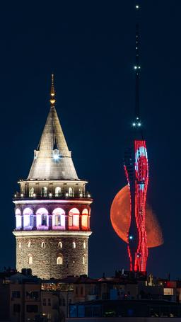 İstanbul, Turkey w/ moon