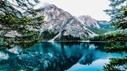 Lake and Mountain Under White Sky [3840 x 2160]
