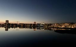 Calm Twilight Reflections Over the City [3840x2400]